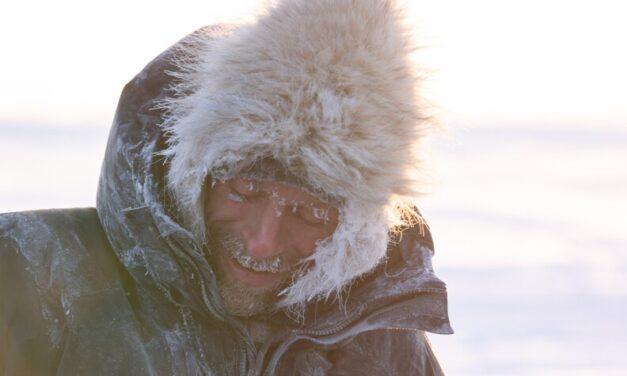 Iditarod’s defending champ poised to repeat as team races out of White Mountain